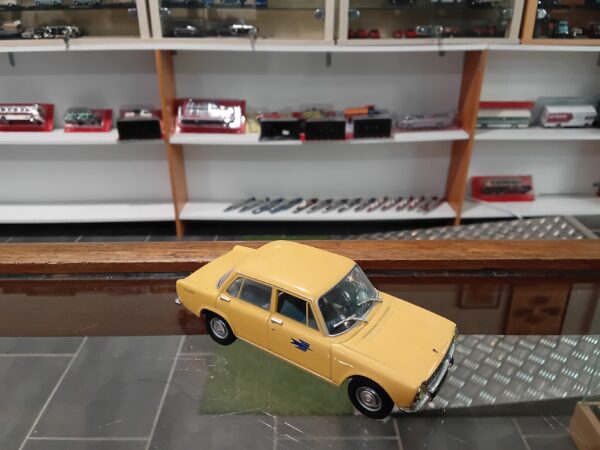 Simca 1300 Berline 1965 Universal Hobbies 1/43